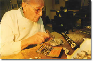 Josef M&uuml;ller bei der Reparatur einer Klarinette